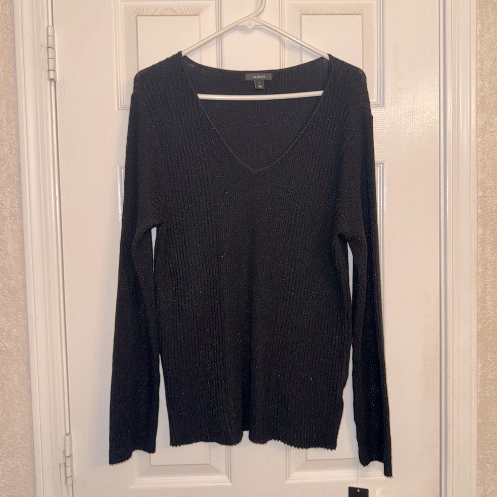 Alfani - NWT - knit Black & subtle Metallic V-Neck top - L